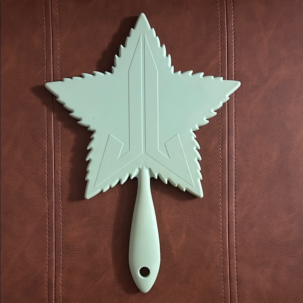 Jeffree Star-Shaped leaf